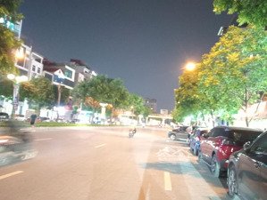 chính chủ bán nhà ngõ 12 nguyễn v huyên ,cầu giấy 70m x6 t 25,5 tỷ vỉa hè oto tránh ,kd đa rạng