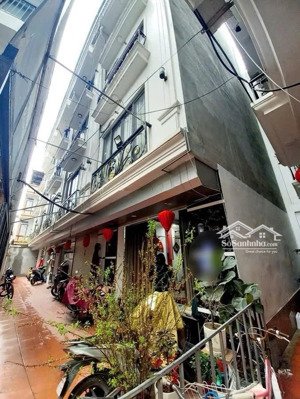 lô góc thuỵ phương - bắc từ liêm - ô tô ngủ trong nhà .