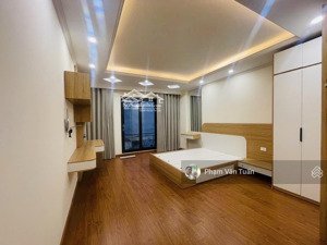 nhà cực đẹp 40m2x6t đầy đủ nội thất. cách mặt phố 10m, trung tâm phố lạc long quân, võ chí công