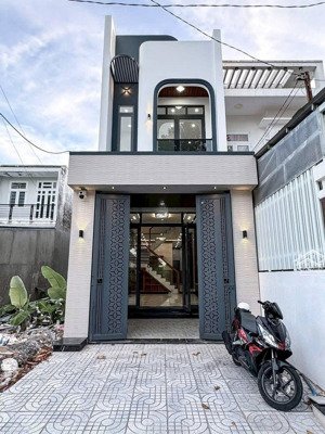nhà lầu mới 100% diện tích rộng 4pn lộ giới 14m tặng nội thất nhà ngay khu hành chính bình thuỷ