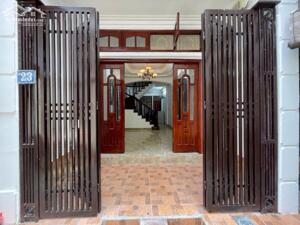 Đội Cấn 40m2 x 5 tầng - Trước nhà thoáng sáng, sân để xe - Ngõ nông, gần phố.
