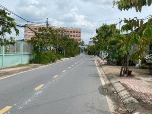 cần tiền bán gấp nhà 2 mặt tiền lô góc cực đẹp tại tân hiệp, hóc môn, dtsd 200m2, giá chỉ 9 tỷ