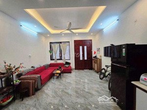 cho thuê nhà đường cầu giấy 40m x 5 tầng khép kín, 3 phòng ngủ hai mặt thoáng giá 16tr