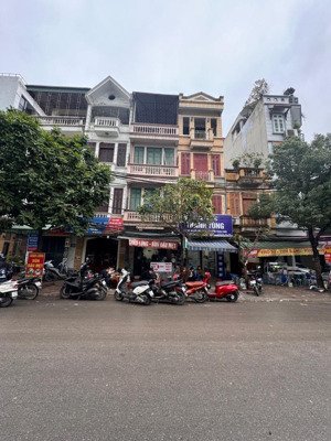 mặt phố vỉa hè thênh thang, kinh doanh ác liệt, nguyễn xiển thanh xuân.