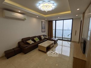 chính chủ cho thuê căn góc 105m2, 3 ngủ- cầu giấy center point, 110 đường cầu giấy,