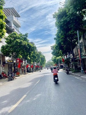 b.á.n nhà - dân xây- ngõ thông - sát phố -gần ô tô- kinh doanh tốt -số hoa hậu- an dương - tây hồ