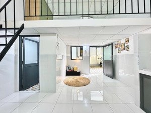 phòng có gác mới rộng như hình gần đảo kim cương