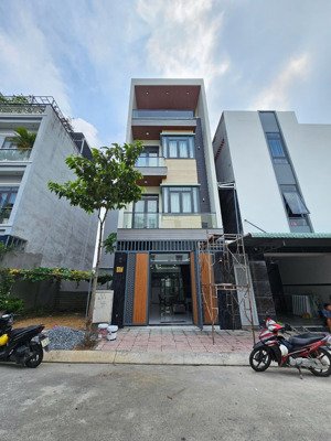 bán nhà 3 lầu cực đẹp tại dĩ an - bình dương