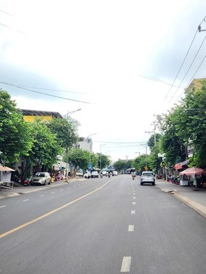 bán biệt thự ngang 9m, mt đường hai bà trưng nối dài, p.đông hòa, tp.dĩ an