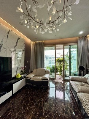 tôi cần bán gấp căn hộ mandarin garden 130m2, giá 98tr/m2, ban công đn mát mẻ view hồ full nội thất