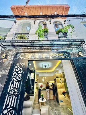 cực phẩm!!! bán nhà siêu đẹp nằm trên đường con đường váy cưới 42m2 giá chỉ nhỉnh 3 tỷ , shr btct