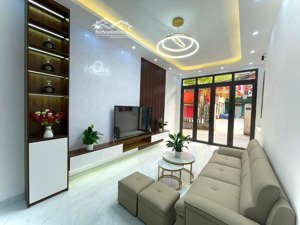 bán nhà xuân la , 43m2 chỉ 9.6 tỷ , dân xây, ngõ thông, ô tô đỗ, kinh doanh , sát hồ tây, cực hiếm