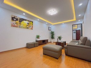 bán căn hộ 3 phòng ngủ 65/100m2. đường giải phóng, có sổ, full nội thất. lh 