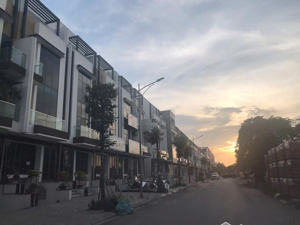 bán gấp căn liền kề đường 46m 2 mặt thoáng kinh doanh siêu đỉnh chỉ có 1 căn duy nhất!