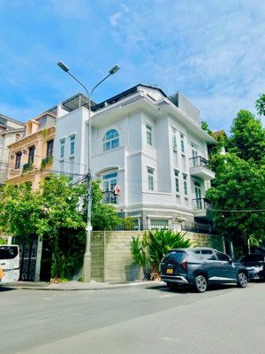 cho thuê biệt thự vị trí vàng - khu hoa đào, p2, phú nhuận - dtsd 600m2