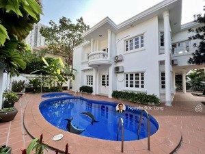cho thuê biệt thự villa để ở nghỉ dưỡng tại thảo điền, quận 2 có sân vườn bể bơi rộng.