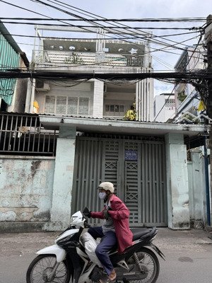 cần bán căn nhà hẻm cách mạng tháng 8 thông ra bở kè ngang 4.5m dài 12.5 giá 12,3 tỷ .