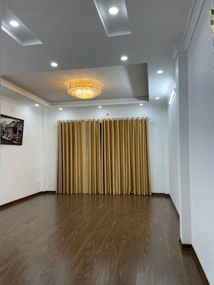 ngõ to như phố. ô tô tránh trước nhà. kinh doanh văn phòng đỉnh. an sinh quần thể hồ. 2 thoáng.