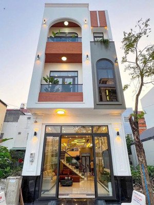 bán căn nhà phố đẹp diện tích 80m2 tổng 3 tầng nằm cách ql1a 700m.
