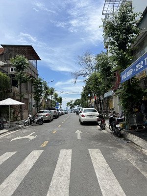 khu vực hiếm nhà bán - phố nguyễn đình thi - 20m ra hồ tây - vài bước ra ô tô - hướng đông mát mẻ