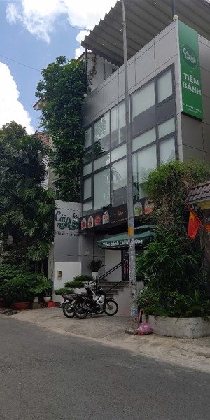 chính chủ cần bán nhà mt đường hoa mai, phú nhuận diện tích ngang đến 8 mét. có hầm