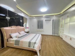 nhà phố đường dương cát lợi, thị trấn nhà bè, xe hơi ngủ trong nhà, hẻm lớn. full nội thất, nhỉnh 9