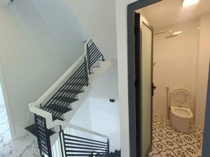 nhà đúc bê tông 3 tầng, hẻm thẳng 3,5m gần mặt tiền