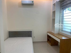 cho thuê căn hộ ground house chung cư sky garden 2 phòng ngủ giá 21 triệu, có sân vườn rộng