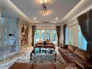 bánh nhanh biệt thự cầu giấy _ 139m2 mt 7.5m _ khu yên tĩnh có bảo vệ, an ninh tuyệt đối _ 42tỷ