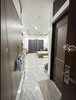 nhà đẹp lung linh , nằm ngay trên phố hoàng cầu , thang máy sịn, đang cho thuê 15tr/th.