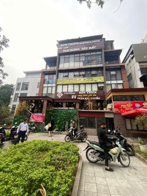 cho thuê nhà phố trần kim xuyến, dt : 85m x 4 tầng, mặt tiền : 5m, via hè rộng đẹp, giá : 35tr/th