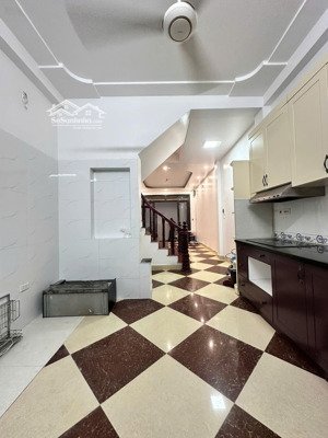 nhà lô góc hai mặt ngõ ô tô tránh sát trường đại học thủ đô