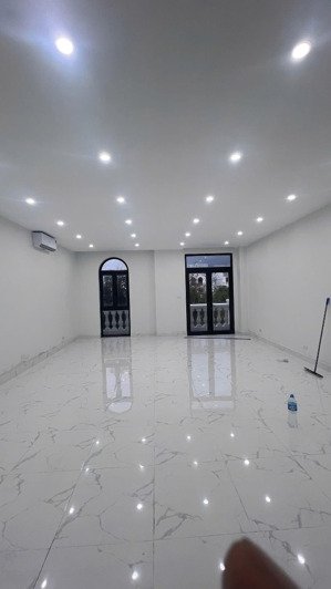 cho thuê shophouse 100 m2 x 5 tầng, thông sàn, có thang máy, gần vincom, giá 35 tr