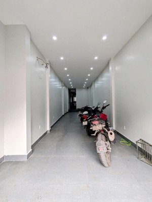 giảm ngay 500tr cho nhà mặt đường hồ sen xây mới, dt 52m x 4 tầng sẵn thang máy cao cấp
