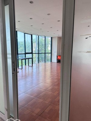 cho thuê văn phòng tại tòa nhà số 9 nguyên hồng, quận ba đình. 70m2 giá 15 tr/tháng có xuất vat