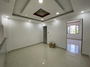 cho thuê tầng lửng nhà phố hẻm số 1 đường pasteur, ngay trung tâm quận 1. dt: 55m2. giá: 8tr