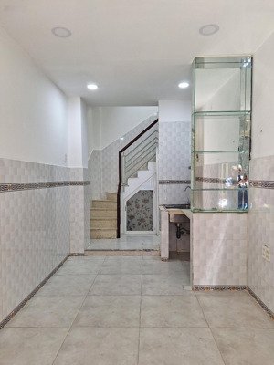 cho thuê nhà hẻm 1/ đường hồ thị kỷ, p1, q10
- dt 3 x 7m, kết cấu 1 trệt, 3 lầu, 3 phòng ngủ