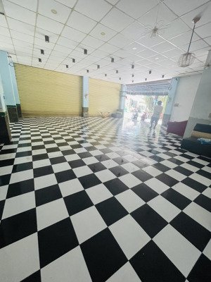góc 2mt trần hưng đạo,p. tân thành, ngang 14x14m,dtsd:300m2 gía 25 triệu