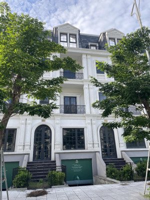 mới ra căn liền kề hướng nam mặt ngoài đường 17,5m trục đẹp, cây xanh mát giá 35 tỷ. 