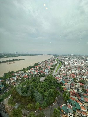 chính chủ bán căn hộ 80m2 view sông hồng. liên hệ: 