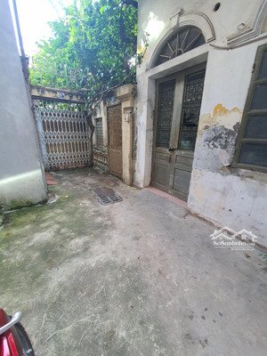 bán đất nguyễn văn cừ tặng nhà 2 tầng cũ. cách mặt phố chỉ 20m. giá f0 chưa qua sàn, đầu tư nào