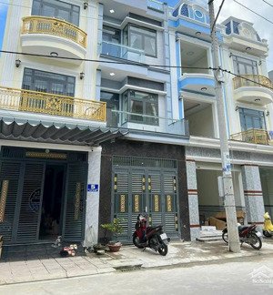 chính chủ gởi bán 2 lầu trệt kdc lê phong, ngay tty tế dĩ an. có gara xe 7c. dt 72m2 3pn, 3wc