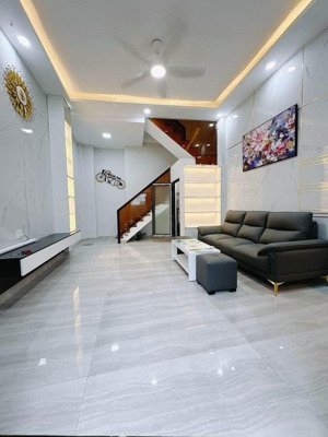 tôi chính chủ bán nhanh nhà shr mới xây, ngay bệnh viện q12, dt 30m2, full thổ cư, hoàn công đủ