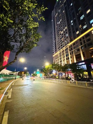 bán nhà 5 tầng mặt tiền bến vân đồn tiện làm văn phòng