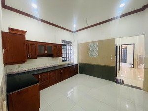 nhà gần đường vườn lài. an phú đông, quận 12. dt: 4.2m x 21m, giá 9tr. có 2 phòng ngủ có máy lạnh