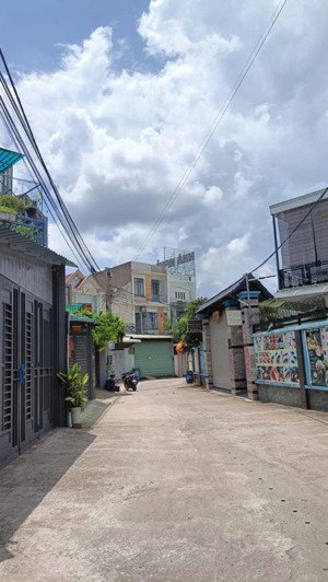 chủ gởi bán nhà 1 trệt 1 lầu p.tân đông hiệp, 3pn, quốc lô 1k vào 50m, shr, thổ cư 100%, hẻm xe tải