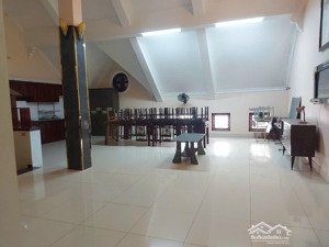 - nhà 4 tầng thang máy khu phân lô hai bà trưng ( cát dài , tp hải phòng ) . - dt : 109m - mt: 9m