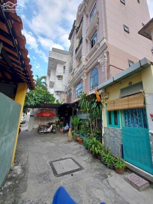 Vị trí vàng ngay đường Lý Chính Thắng Quận 3, ngang 9 m, BTCT kiên cố đẹp, giá 27 tỷ.