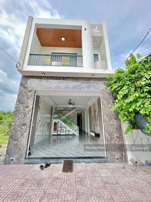 tt 450tr nhận ngay nhà 1 trệt 1 lầu sổ riêng thổ cư 100% sân xe hơi, gần kdl bửu long