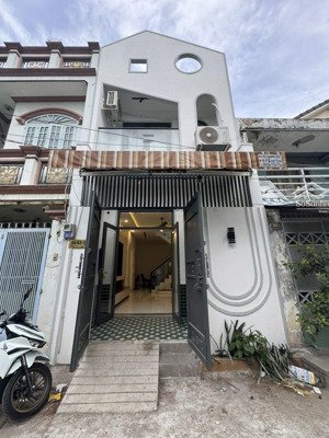 5 tỷ. nhà nguyễn quý yêm, ngay giao lộ an dương vương võ văn kiệt, 2 tầng hẻm 6m, tặng nội thất